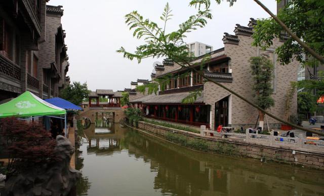 她家境殷实，父亲破产后她从事搬运工作，被称为香港最美搬运工